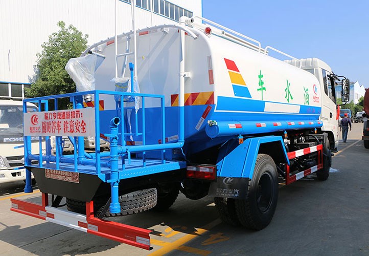國(guó)五東風(fēng)專(zhuān)底灑水車(chē)｜12噸灑水車(chē)