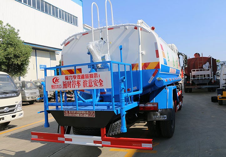 國(guó)五東風(fēng)專(zhuān)底灑水車(chē)｜12噸灑水車(chē)